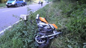 Ein Vater, der seinen Sohn auf dem Motorrad mitgenommen hat, kam in Remchingen vermutlich aufgrund nicht angepasster Geschwindigkeit und Alkohol im Blut von der Fahrbahn ab. Foto: 7aktuell.de/ 7aktuell