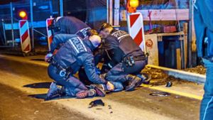 Polizisten überwältigen einen Unfallbeteiligten – jetzt gab es ein Urteil dazu. Foto: Andreas Werner/SDMG