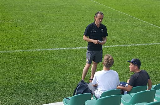 Günther Schäfer spricht mit VfB-Fans, die einen Strafzettel bekommen haben. Foto: pms