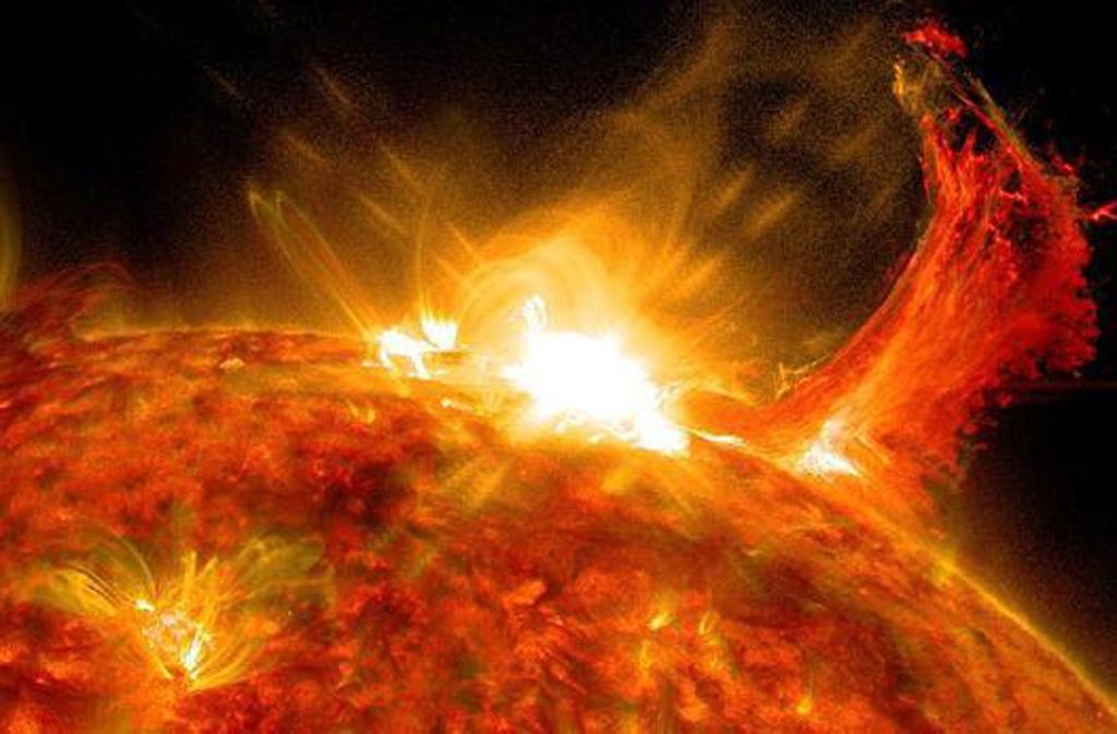 Die Sonne bildet den Mittelpunkt unseres Sonnensystems. Der aus Gasen bestehende ultraheiße Stern liefert Licht und Wärme, ohne die kein Leben auf der Erde möglich wäre.