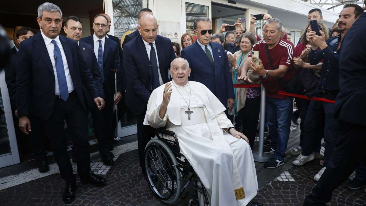 Nach einer Bauchoperation: Papst Franziskus verlässt Krankenhaus