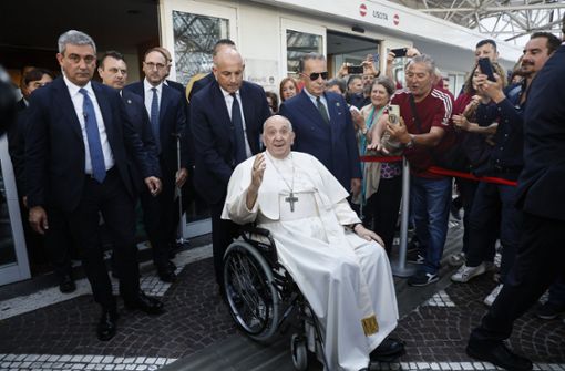 Papst Franziskus hat nach seiner Bauchoperation das Krankenhaus verlassen. Foto: dpa/Cecilia Fabiano