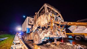 Lastwagenbrand fordert immensen Sachschaden