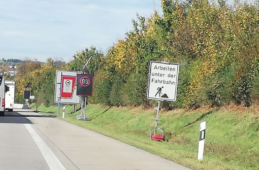 Hinweis auf eine Baustelle bei  Wendlingen in Fahrtrichtung Stuttgart, die für den Autofahrer unsichtbar ist. Foto: Kai Müller