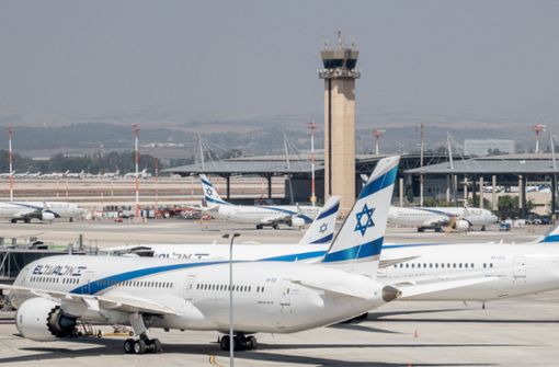 der israelischen Fluggesellschaft El Al Airlines stehen geparkt auf dem Flughafen Ben Gurion International Airport. (Archivbild) Foto: dpa/Nir Alon