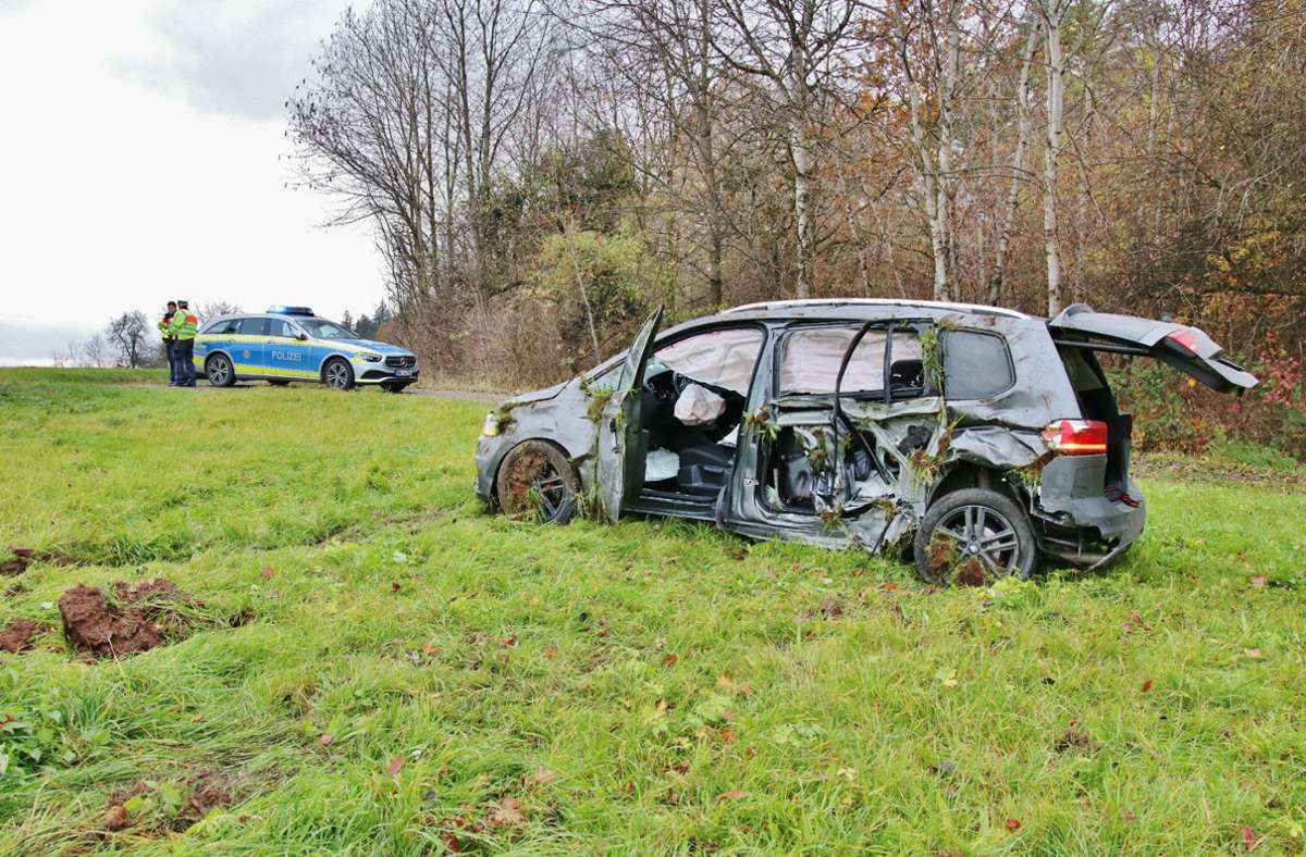 Der VW Touran überschlug sich, der Fahrer wurde schwer verletzt.