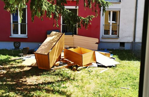 Zerborstene Schränke liegen auf dem Rasen vor einem der Gebäude im Studentendorf in Göppingen. Foto: privat