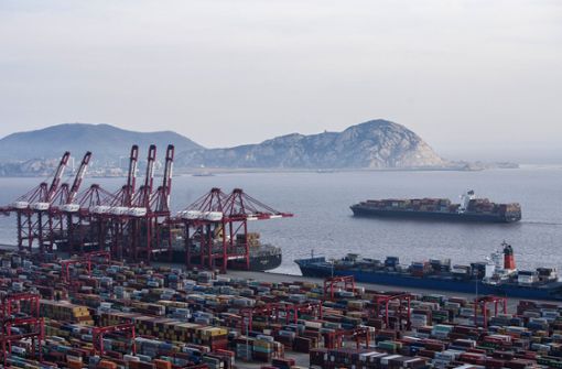 Containerschiffe legen am Frachthafen in Shanghai an. (Archivbild) Foto: dpa/Uncredited