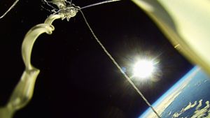 Das Foto zeigt den Moment, als in 35 Kilometer Höhe der von Marie Lienhard in den Himmel geschickte und mit Geldscheinen befüllte Heliumballon Foto: Marie Lienhard
