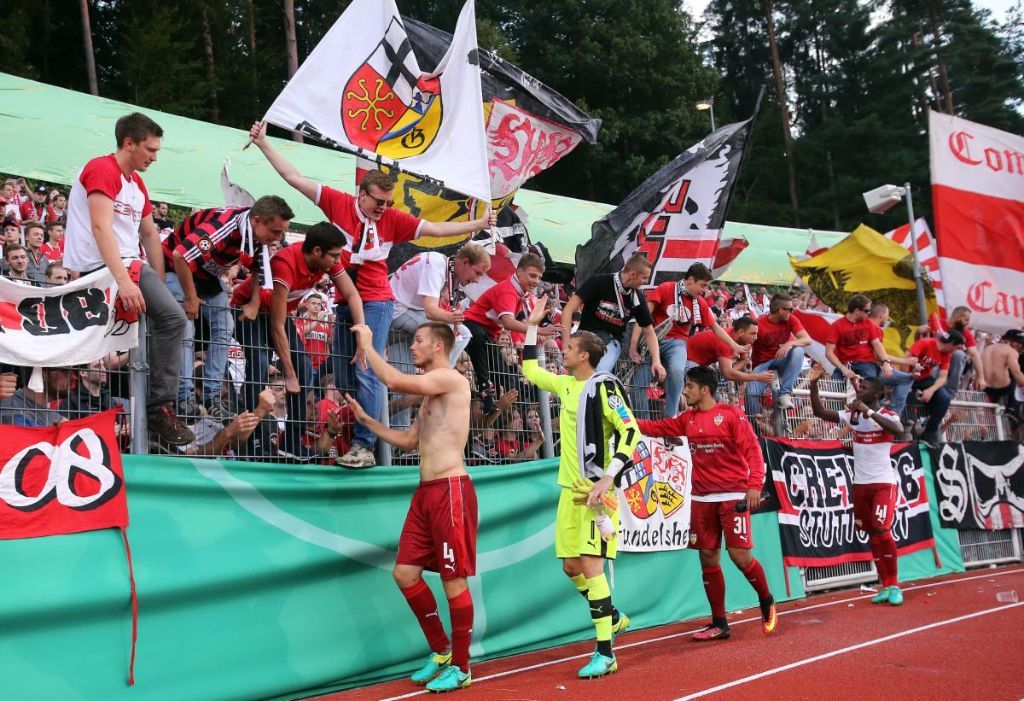.. gegen den Regionalligisten FC 08 Homburg aus. Der Bundesliga-Absteiger VfB Stuttgart unter Trainer Jos Luhukay gab sich zum Auftakt des DFB-Pokals am 20. August 2016 keine Blöße und zog ohne größere Probleme in die zweite Runde ein (3:0).