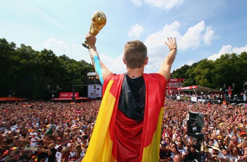 Im Jahr 2014 war die Euphorie groß, als Deutschland im Endspiel gegen Argentinien Fußballweltmeister wurde –  zwei Turniere nach dem „Sommermärchen“ von 2006. Den Gastgeber Brasilien hatte die Elf zuvor mit einem sensationellen 7:1 aus dem Turnier gekickt. Foto: dpa/Alex Grimm