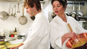 Im Film „Ein Rezept zum Verlieben“ geht es auch um die Liebe zur Kochkunst. Doch trotz ihrer Leidenschaft für die Gastronomie verlassen auch im Südwesten etliche Fachkräfte die Branche. Foto: dpa/Warner Brothers