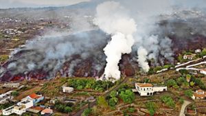 La Palma: Die schwarze, mehr als 1000 Grad heiße Geröllzunge aus dem Inneren des Vulkans wälzt sich unendlich langsam durch Wohngebiete und landwirtschaftliche Nutzflächen. Foto: Picture alliance//abaca