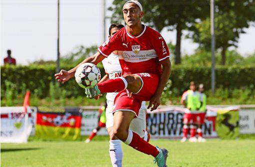 Hart im Nehmen: der VfB-Stürmer Nicolás González muss genäht werden, spielt aber auch mit einem Kopfverband engagiert weiter. Foto: Baumann