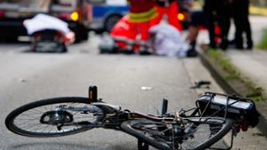 In Nürtingen ist ein Radfahrer schwer gestürzt und musste in eine Klinik gebracht werden (Symbolfoto). Foto: picture alliance / dpa/Daniel Bockwoldt
