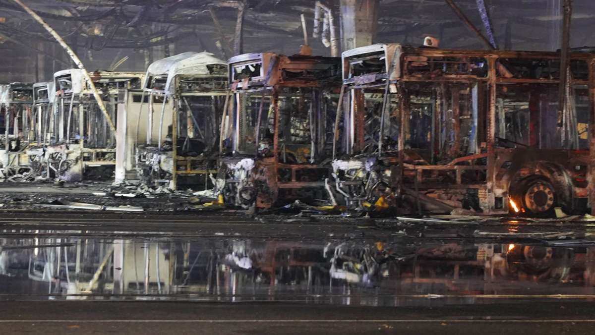 Großbrand im SSB-Depot in Stuttgart: Flammenmeer zerstört über 20 Busse – Polizei sucht Zeugen