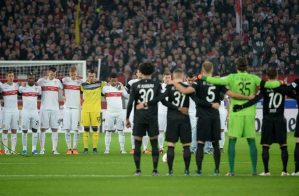 Vor dem Spiel wurde wie in allen Bundesliga-Stadien der Opfer des Terrors in Paris gedacht.