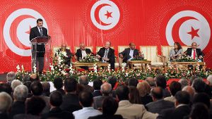 Der tunesische Premierminister Ali Larayedh (links) spricht während einer Sitzung des Nationalen Dialogs, dessen treibende Kräfte nun mit dem Friedensnobelpreises ausgezeichnet wurden. Foto: dpa