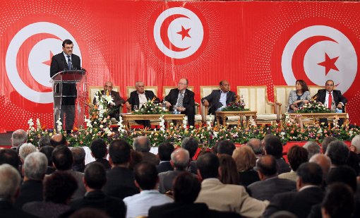 Der tunesische Premierminister Ali Larayedh (links) spricht während einer Sitzung des Nationalen Dialogs, dessen treibende Kräfte nun mit dem Friedensnobelpreises ausgezeichnet wurden. Foto: dpa