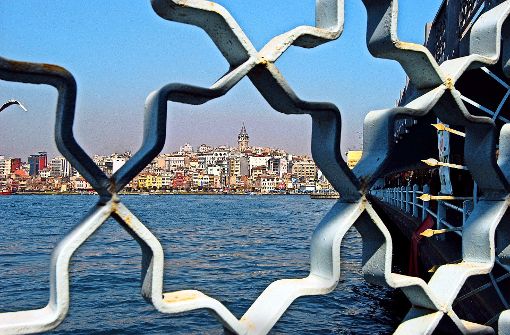 Blick vom Bosporus auf die Altstadt Istanbuls mit dem Galata-Turm Foto: Picture Alliance/Kunz
