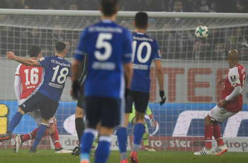 Der Schalker Caligiuri schlenzt den Ball ins Eck – und trifft damit zum 1:0 gegen Mainz 05. Foto: dpa