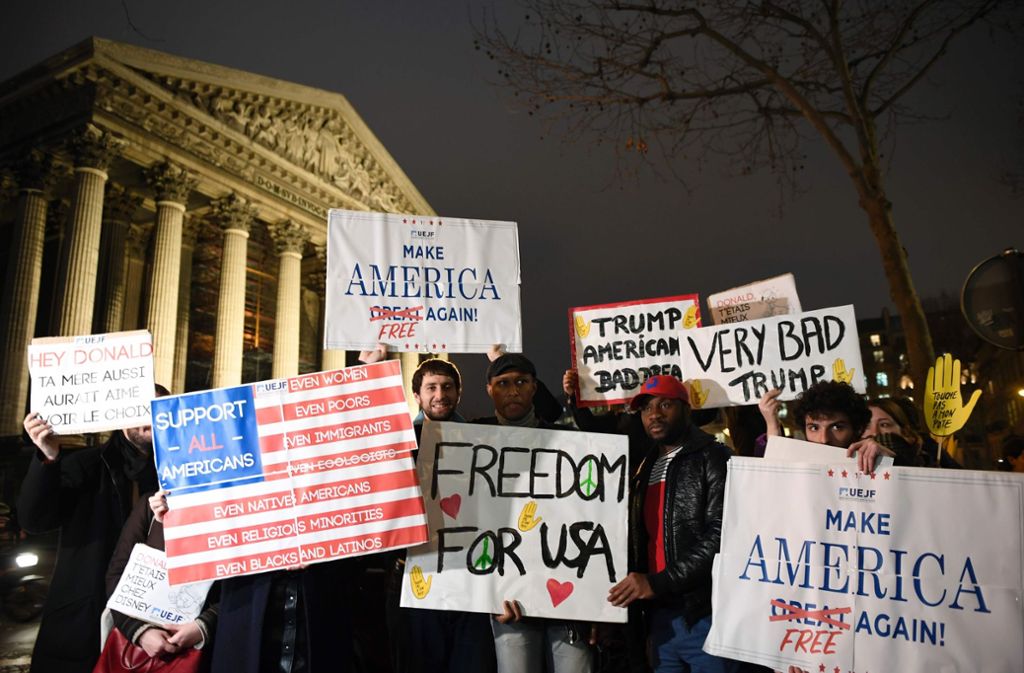 Paris, Frankreich: Mit dem Slogan ‚Make America free again’ protestieren Trump-Gegner am 31. Januar 2017 mitten in Paris gegen den verhängten Einreisestopp.