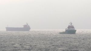 Der havarierte Frachter „Glory Amsterdam“ (links) schwimmt wieder. Foto: Havariekommando