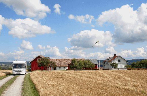 Blauer Himmel, sonnengelber Weizen, rote Holzhäuschen: So sieht der Schweden-Traum für Reisemobilisten aus. Foto: Denner