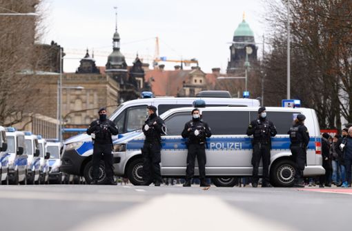 Die Stadt Dresden hatte drei von der Bewegung „Querdenken“ für Samstag angemeldete Demonstrationen verboten. Foto: dpa/Sebastian Kahnert