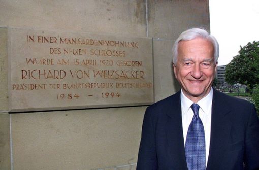 Richard von Weizsäcker steht am 5.5.2000 an seinem Geburtsort, dem Stuttgarter Neuen Schloss. Foto: dpa/Harry Melchert
