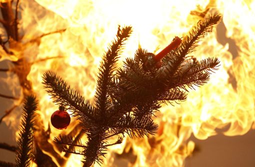 Bei echten Kerzen kann der Weihnachtsbaum leicht mal Feuer fangen. Foto: dpa/Roland Weihrauch