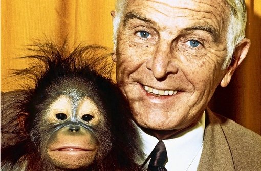 Der Zoologe und Tierfilmer Bernhard Grzimek 1971 mit einem kleinen Orang-Utan Foto: dpa