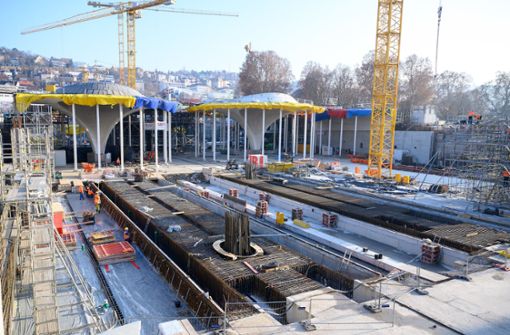 Im Stuttgarter Schlossgarten zeichnen sich die ersten Bahnsteige und Teile der Dachkonstruktion des neuen Tiefbahnhofs ab. Foto: dpa/Sebastian Gollnow