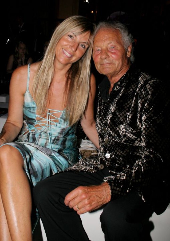 Harry Valérien posiert mit seiner Tochter Tanja im Juli 2006 bei der Metropolis Fashion Night im Münchner Justizpalast.