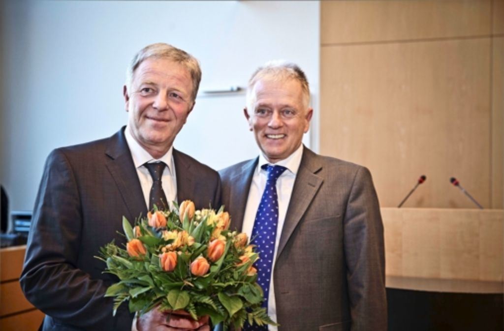 Oberbürgermeister Fritz Kuhn (rechts) gratuliert Martin Schairer Foto: Peter Petsch