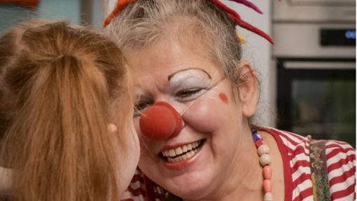 Mit Grimassen, Späßen  und Musik gewinnt Clown Sunny die Aufmerksamkeit der jungen Patientinnen und Patienten. Foto: Simon Granville