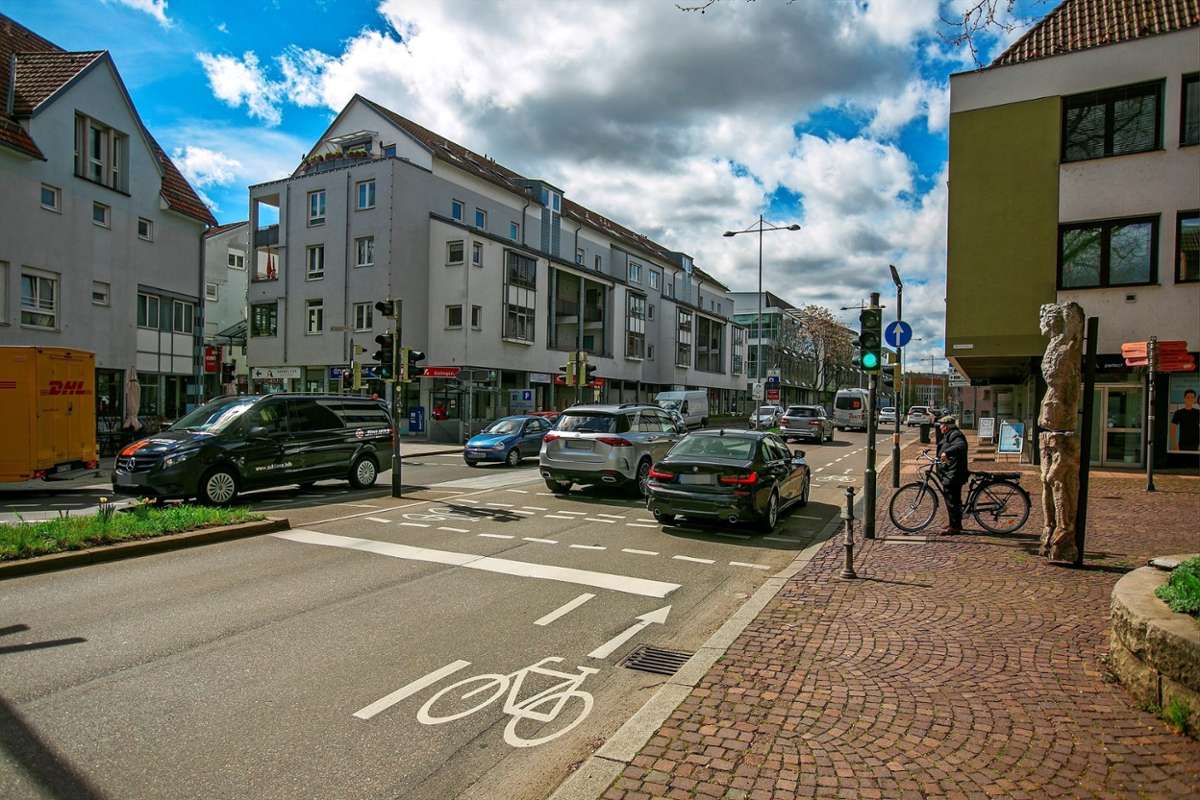 Viel Platz für Autos, wenig für Fahrradfahrer: Die Situation in der Kiesstraße ist vielen ein Dorn im Auge. Doch wie es dort künftig aussehen soll, ist weiterhin unklar. Foto: Roberto Bulgrin