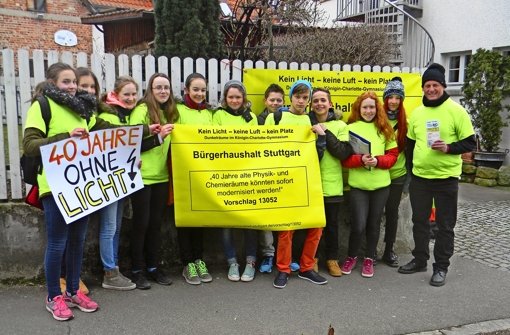 Achtklässler des Königin-Charlotte-Gymnasiums (KCG) haben Unterschriften am Rand des Möhringer Wochenmarkts gesammelt. Foto: z/Sören Hoppner