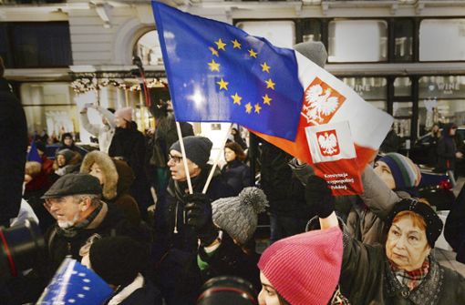 Regierungskritiker in Warschau demonstrieren für die EU. Foto: AP/Czarek Sokolowski