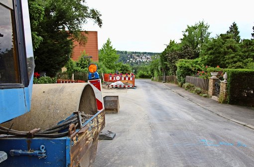 An der Landschreiberstraße in Sillenbuch wird seit dem Frühjahr an den Kanälen gearbeitet, die Baustelle wird den Sommer überdauern. Foto: Eveline Blohmer
