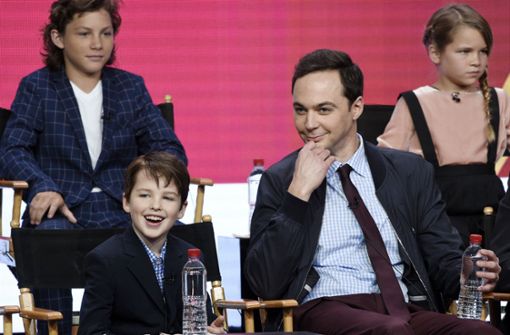 Iain Armitage (vorne, links) spielt den jungen Sheldon Cooper in der Serie „Young Sheldon“, Jim Parsons (vorne, rechts) den Sheldon Cooper in der Serie „The Big Bang Theory“. Foto: Invision/AP