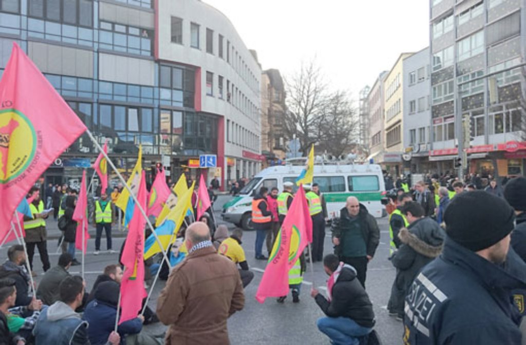Mehr Teilnehmer als zunächst erwartet: Der Kurdenmarsch startete am Montag in Stuttgart.