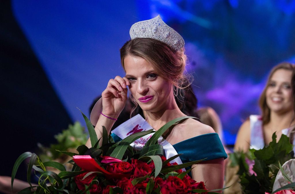 Freudentränen bei Alexandra Schischikowa. Sie ist zur ersten „Miss Rollstuhl“ gekürt worden.