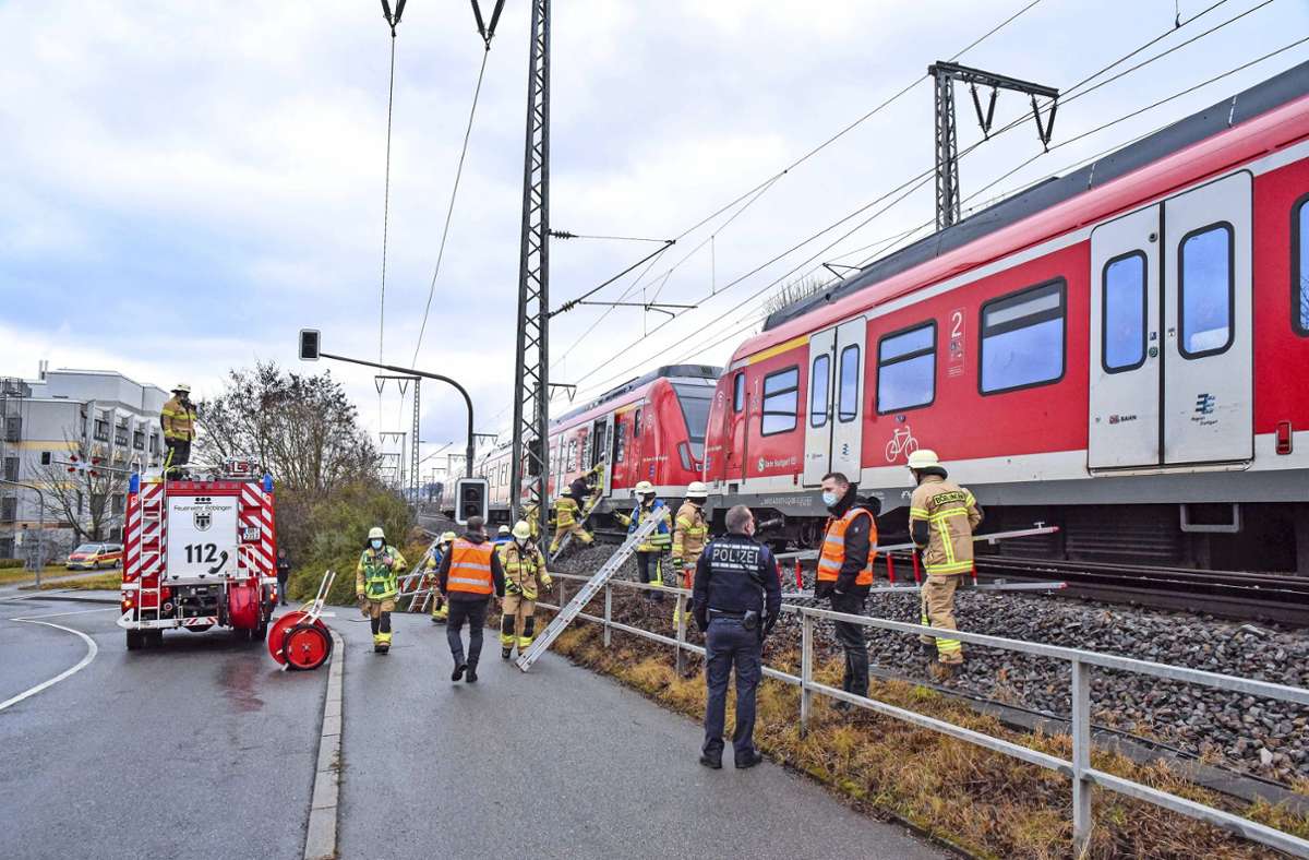 Kurz nach der Haltestelle Hulb ist die S-Bahn in Richtung Herrenberg liegen geblieben – Stromausfall. Foto: Feuerwehr Böblingen