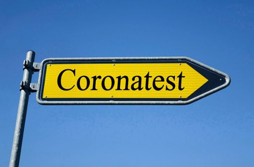 Die Zahl der Corona-Infektionen sinkt, wohl auch weil die Zahl der Tests abnimmt. Foto: IMAGO/Steinach/IMAGO/Sascha Steinach