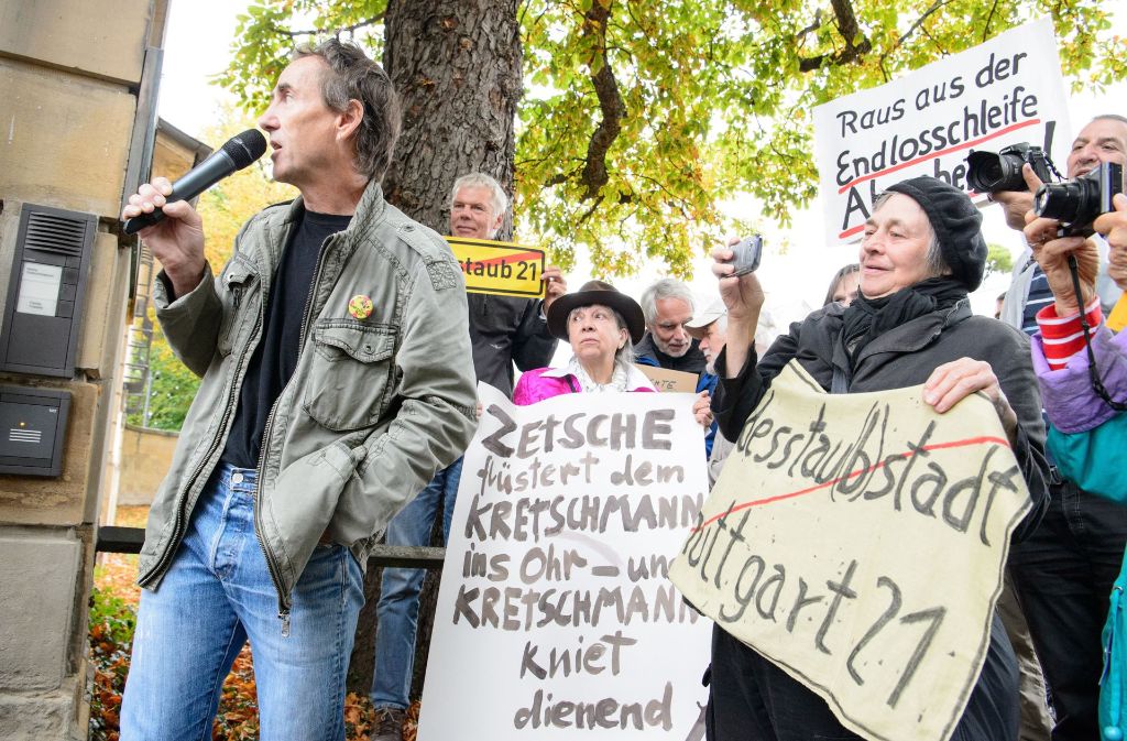 Peter Erben (links) von der Bürgerbewegung Neckartor kämpft gegen die Luftverschmutzung in Stuttgart. Foto: dpa