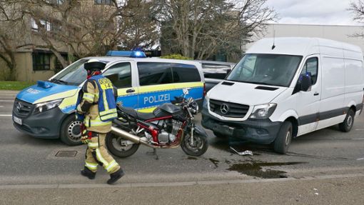Nach der Kollision mit dem Sprinter wurde der Motorradfahrer ins Krankenhaus gebracht. Foto: KS-Images.de/Andreas Rometsch