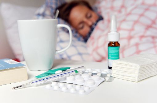 Wer krank ist, gehört ins Bett. Das ist klar. Bei der Grippeschutzimpfung scheiden sich die Geister. Foto: dpa