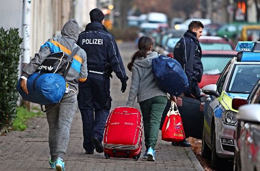 Abgelehnte Migranten sollen in Zukunft einfacher abgeschoben werden. Foto: dpa