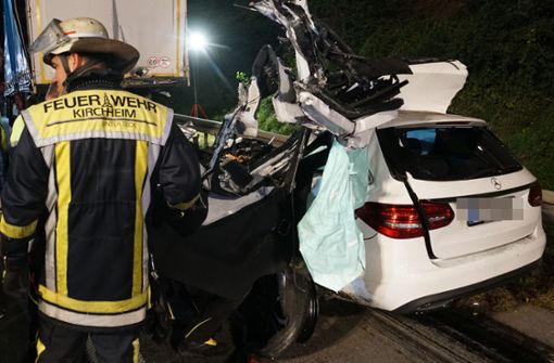 Der 39-Jährige war mit seinem Mercedes nach dem Unfall auf der A8 bei Kirchheim unter dem Sattelzug eingeklemmt. Er starb am Unfallort. Foto: SDMG/SDMG / Woelfl